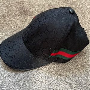 Women’s black baseball cap